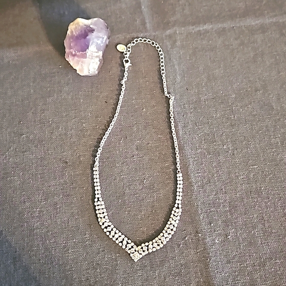 Formal classy necklace collar length crystals rhinestones V shape adjustable - Picture 3 of 8